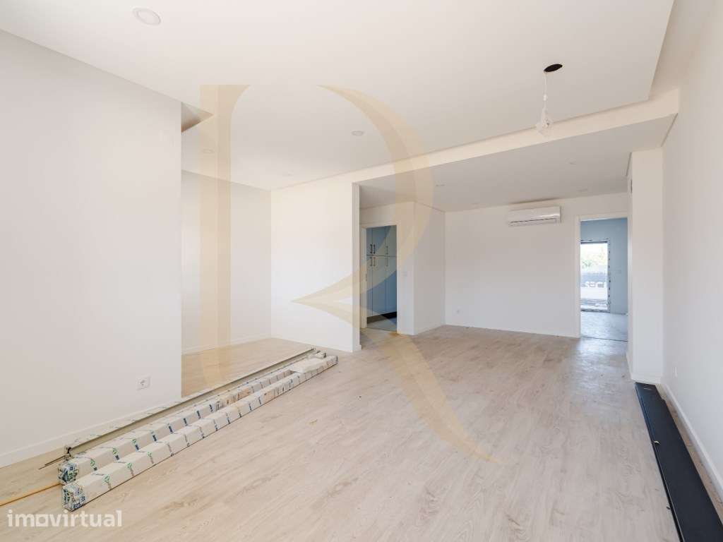 Apartamento T3 duplex com parqueamento e arrecadação com condomínio... - Grande imagem: 5/19