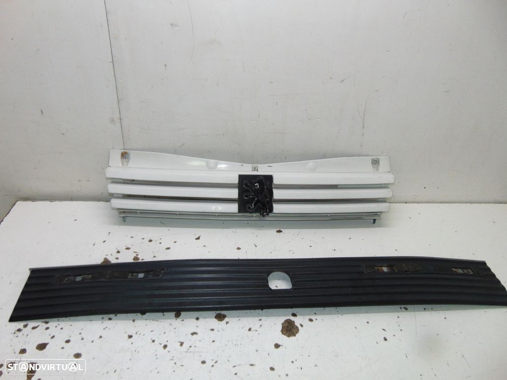 Peugeot 205 grelha/Placa central - 1