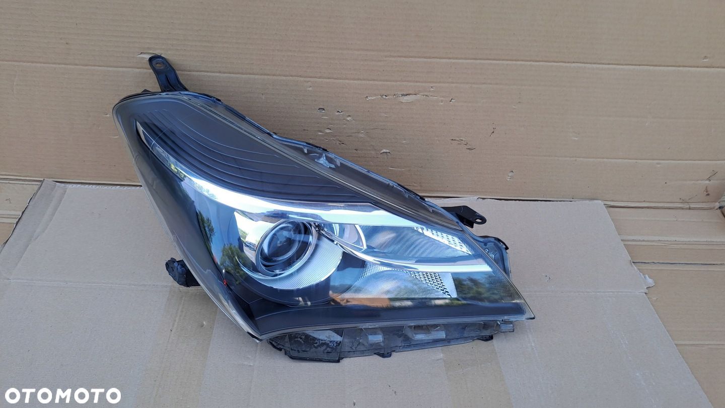 TOYOTA YARIS III LIFT PRAWA LAMPA PRZÓD SOCZEWKA UŻYWANA - 1