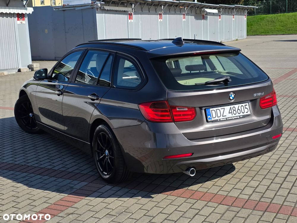 BMW Seria 3 318d DPF Touring Edition Exclusive - 24