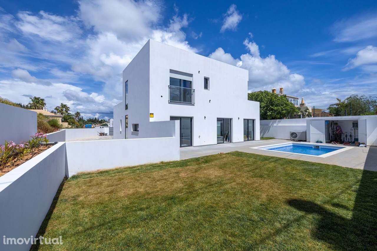 MORADIA DE LUXO T3+1 DE NOVA CONSTRUÇÃO PERTO DA MARINA DE LAGOS, EM L - Grande imagem: 3/32
