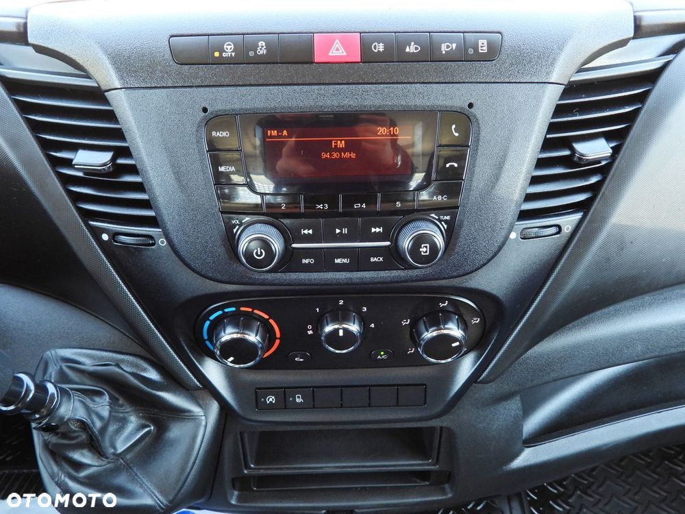 Iveco DAILY 35C14 WYWROTKA PODWÓJNA KABINA DOKA 6 MIEJSC TEMPOMAT BLIŹNIACZE KOŁA KLIMATYZACJA  140KM - 34