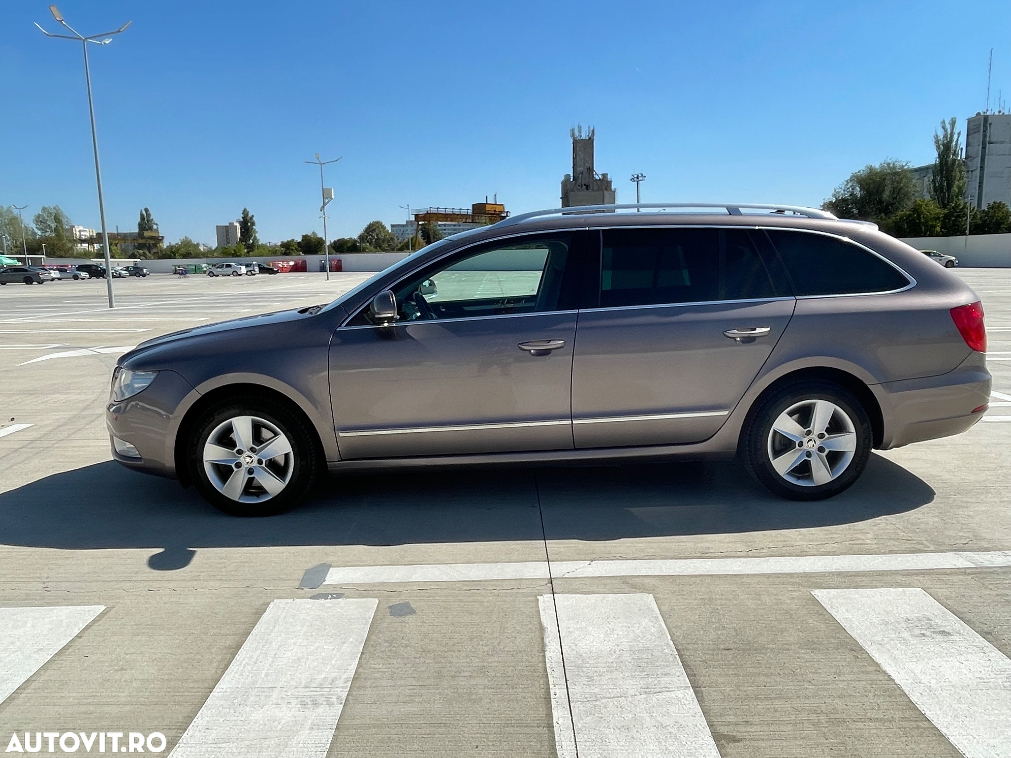 Skoda Superb Combi 2.0 TDI Elegance DSG - 2