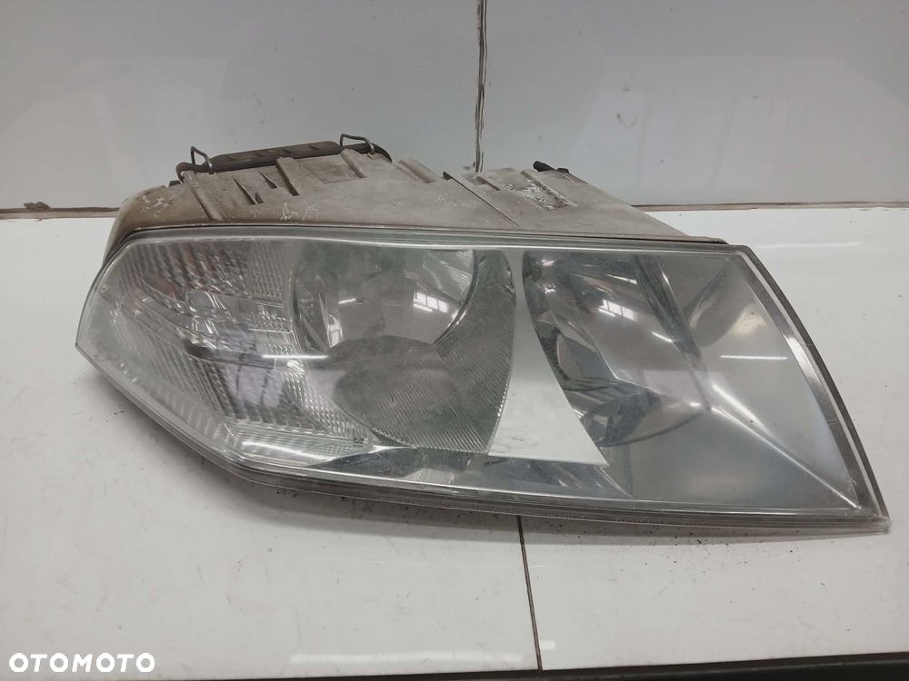 LAMPA PRAWA PRZEDNIA PRZÓD  SKODA OCTAVIA 2 II - 4