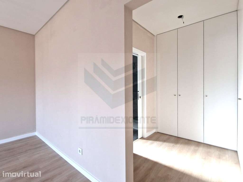 Moradia - Quarto RC, 2 Grandes Suítes 1ºpiso! Fernão Ferro - Grande imagem: 3/19