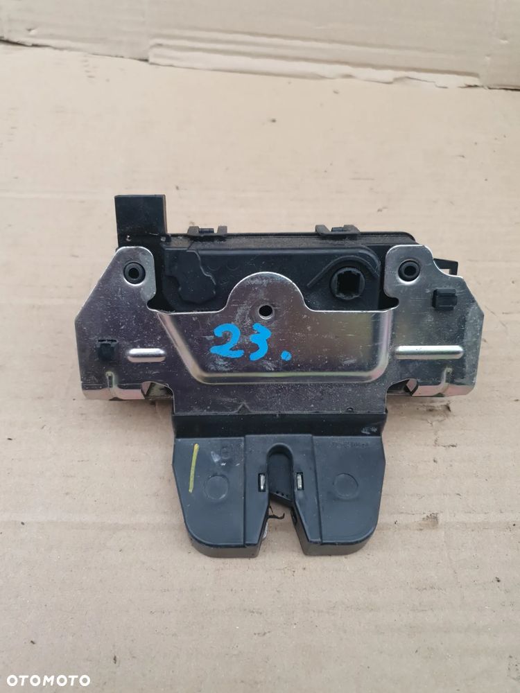 } ZAMEK KLAPY TYŁ OPEL ASTRA H ZAFIRA B Nr 495058724 - 1