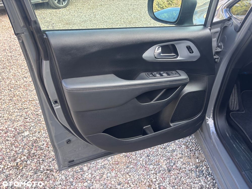 Chrysler Pacifica - 11