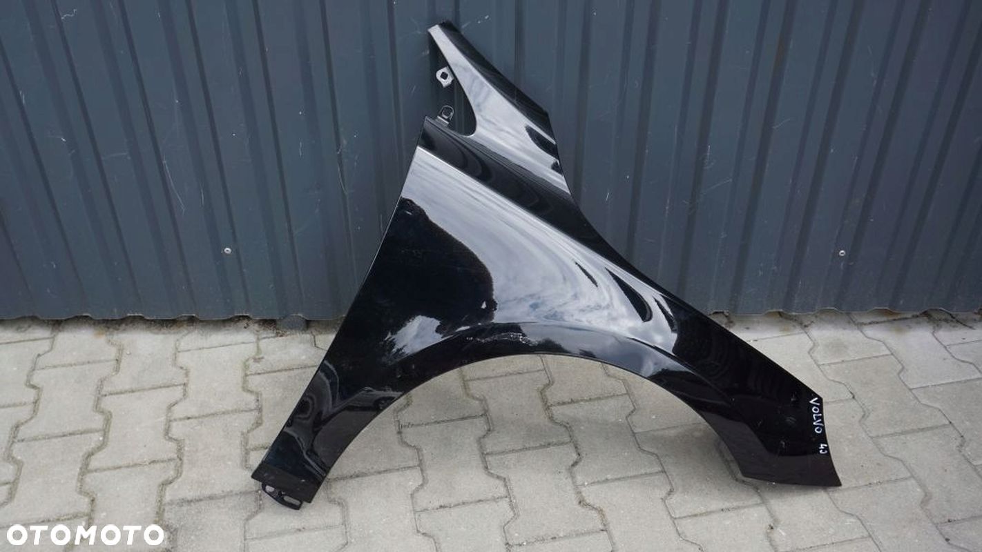 VOLVO V40 CC - PRZEDNI BŁOTNIK PRAWY PRZÓD - 1