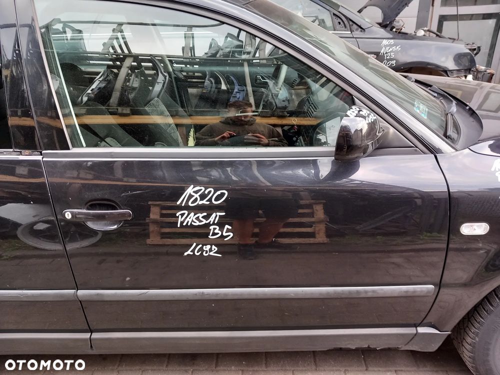 VW PASSAT B5 DRZWI PRAWE PRZEDNIE PRAWY PRZÓD KOLOR: LC9Z - 1