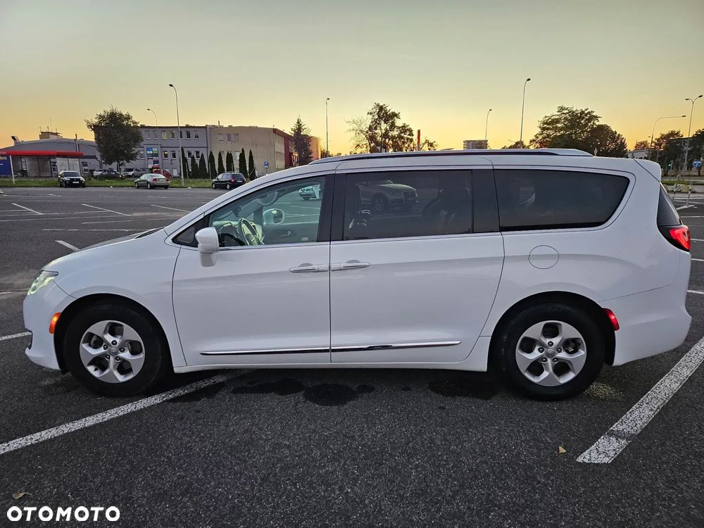 Chrysler Pacifica - 1