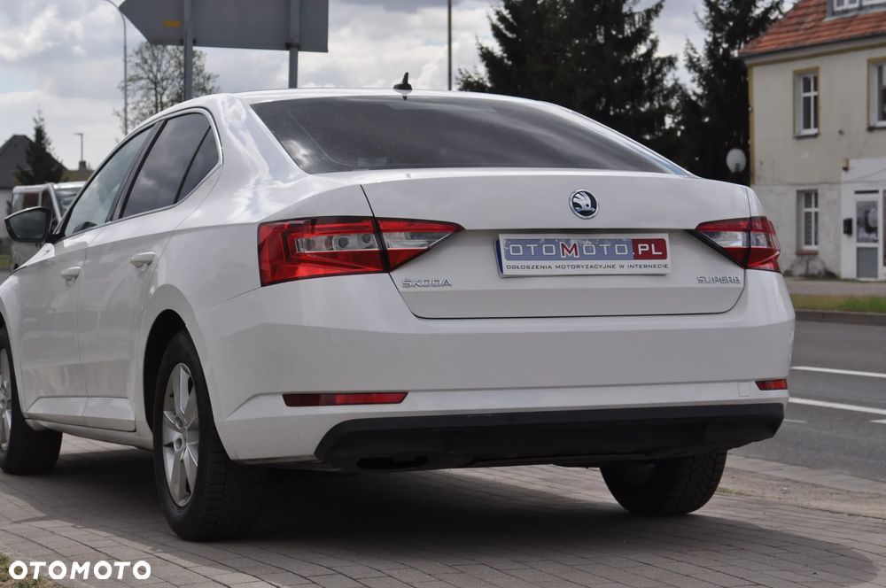 Skoda Superb 2.0 TDI Premium Edition - 9