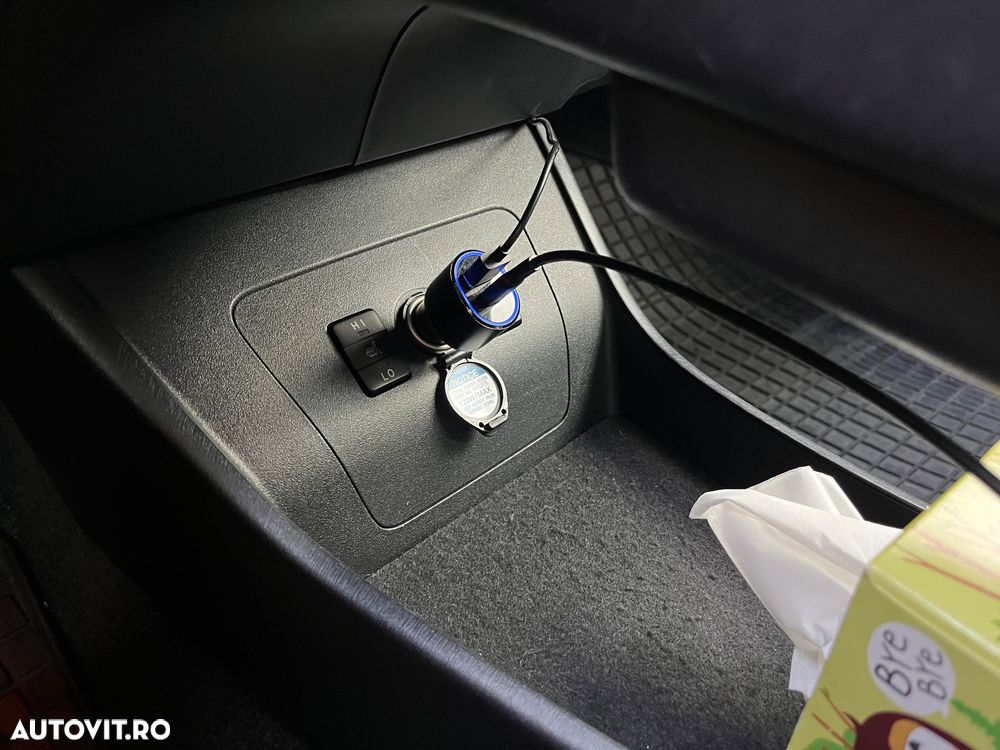 Toyota Prius Plug-in (Hybrid) Life - 14