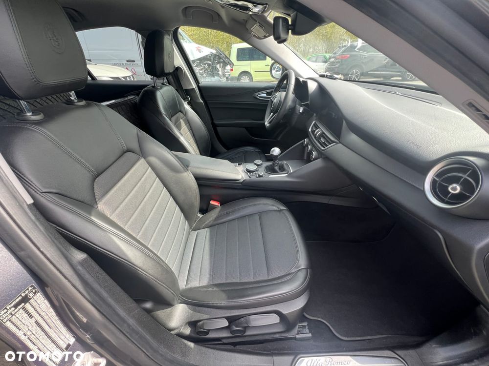 Alfa Romeo Giulia 2.2 - 18