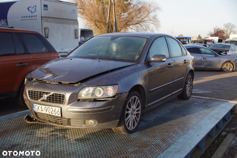 Auto na części - Volvo S40 II 1.6 D 109 KM D4164T MTX75 455 2006R Silnik Skrzynia Drzwi Błotnik Klapa Zderzak Lusterko Szyba Klamka Deska Kokpit Sterownik Moduł Czujnik Licznik Kierownica Wyświetlacz Panel - 9