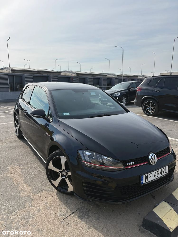 Volkswagen Golf - 1