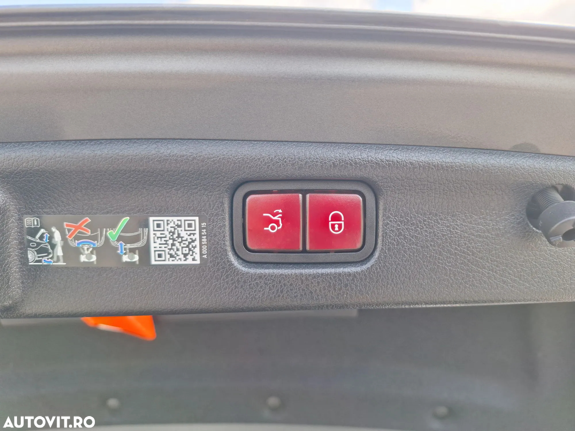 Mercedes-Benz C 300 4Matic T 9G-TRONIC - 35
