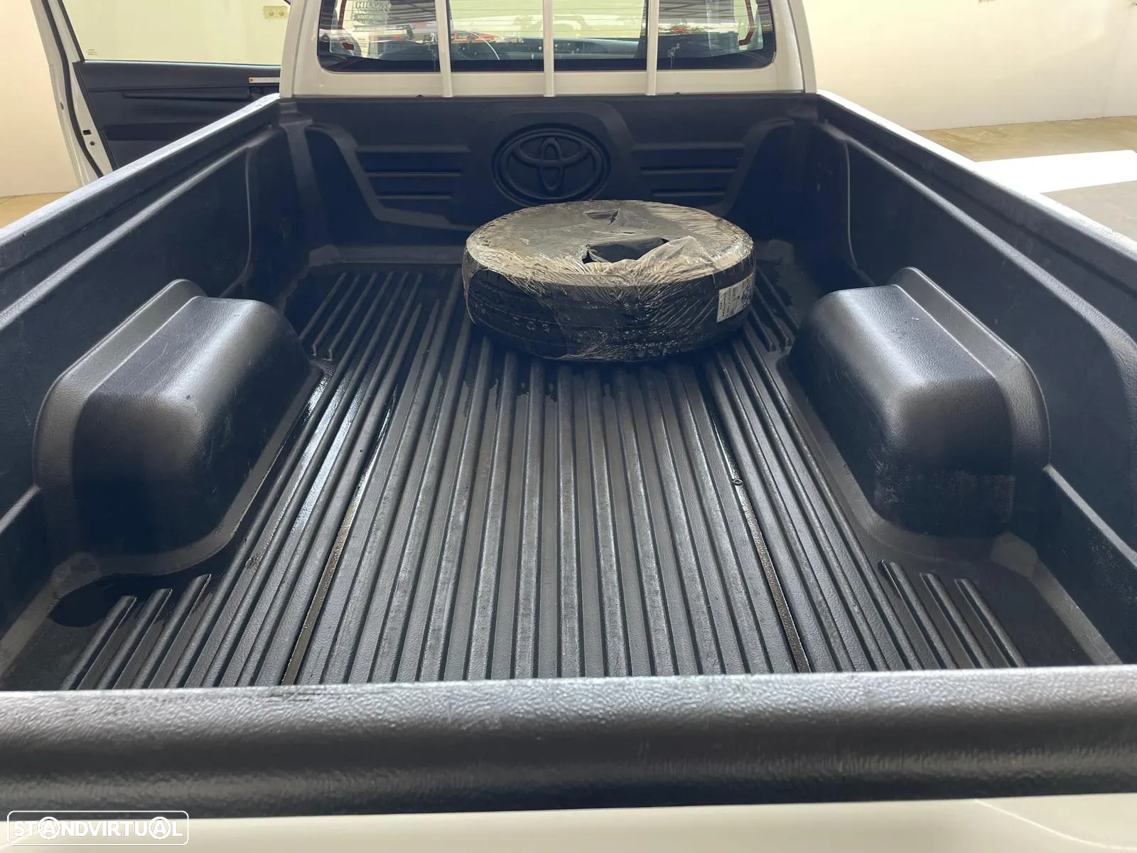 Toyota Hilux 2.4 D-4D 4WD Cab. Simples c/IVA Dedutível - 31