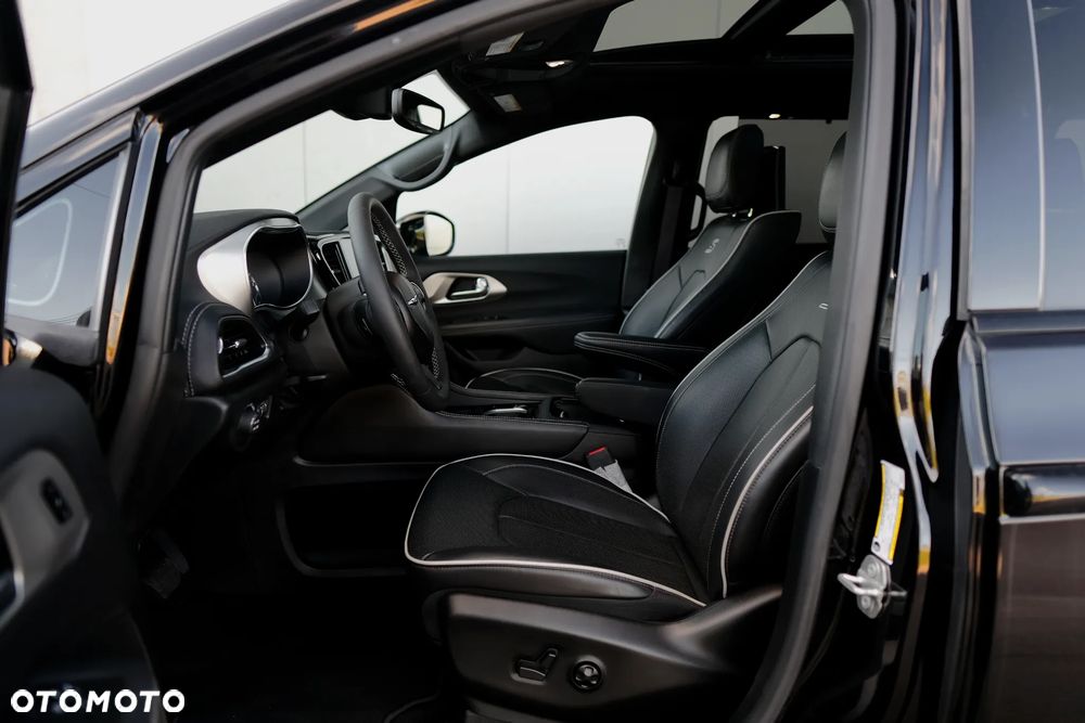 Chrysler Pacifica - 33