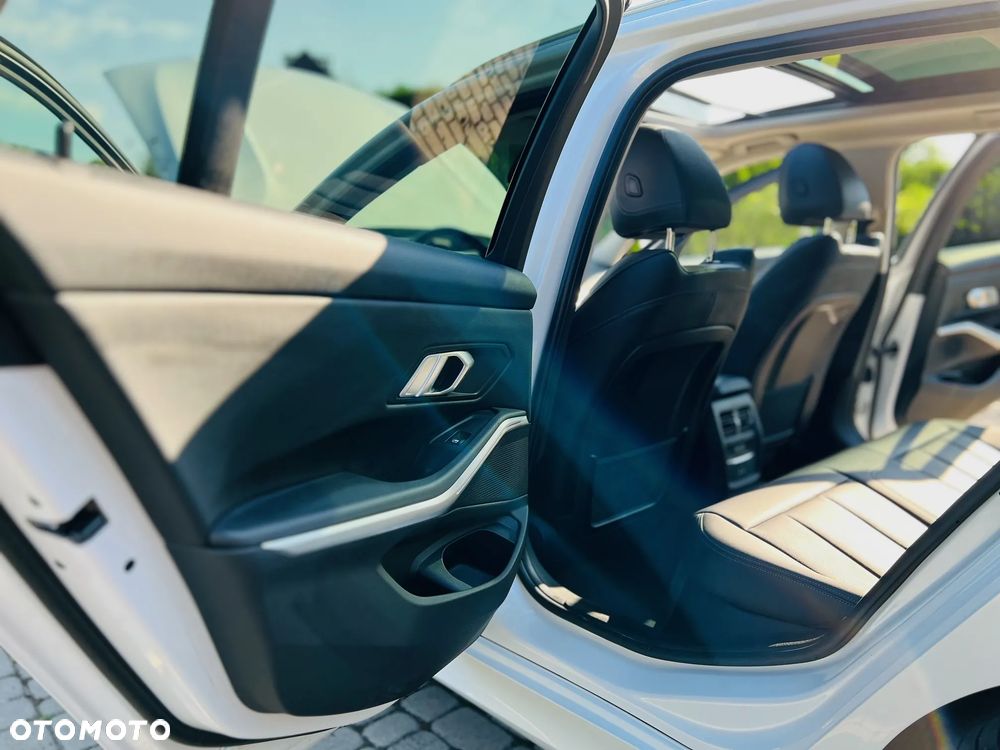 BMW Seria 3 320d xDrive Luxury Line sport - 33