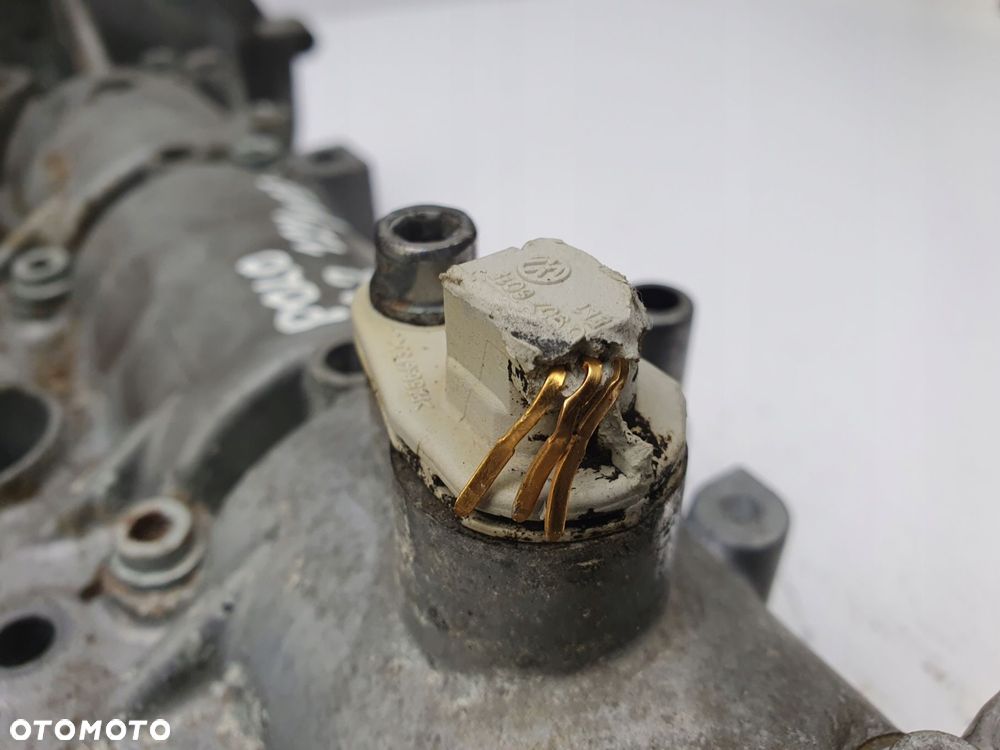 POKRYWA ZAWORÓW VW Polo IV 1.2 12V wałki rozrządu 03E103475T - 12