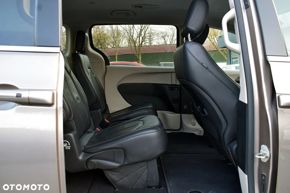 Chrysler Pacifica - 8