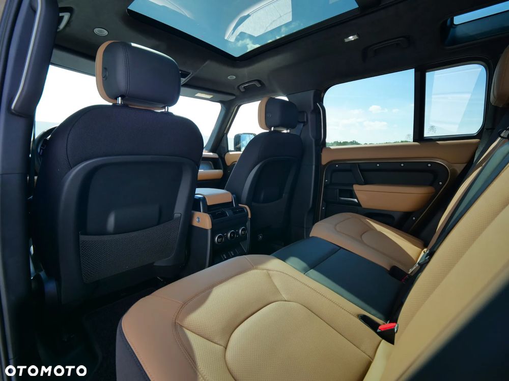 Land Rover Defender - 26