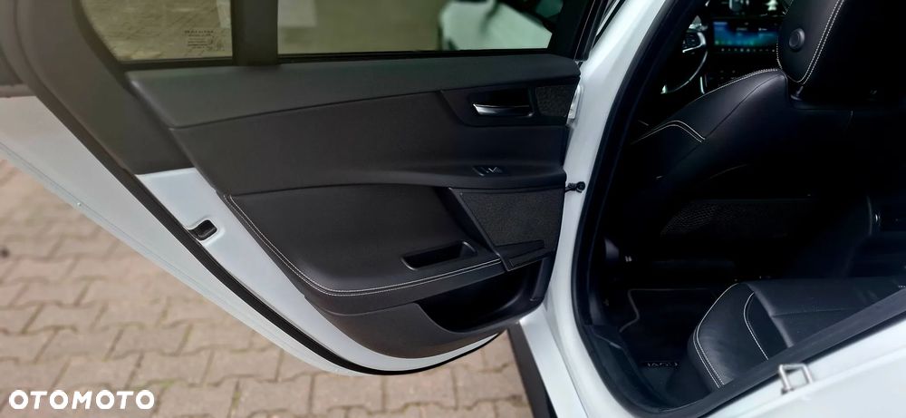 Jaguar XE 2.0 T R-Sport - 13