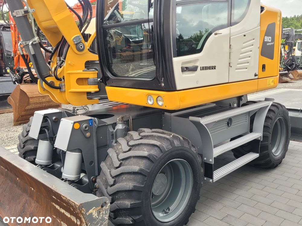 Liebherr A910 compact / 3 łyżki + widły / 2018rok / 2 x pług / - 12