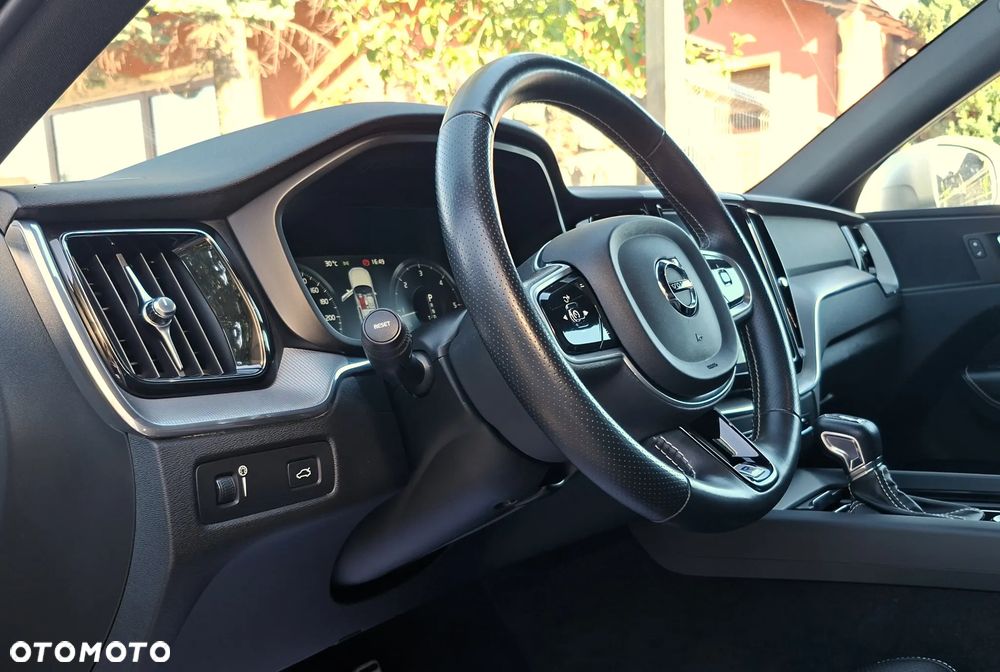 Volvo XC 60 D4 AWD Geartronic RDesign - 27