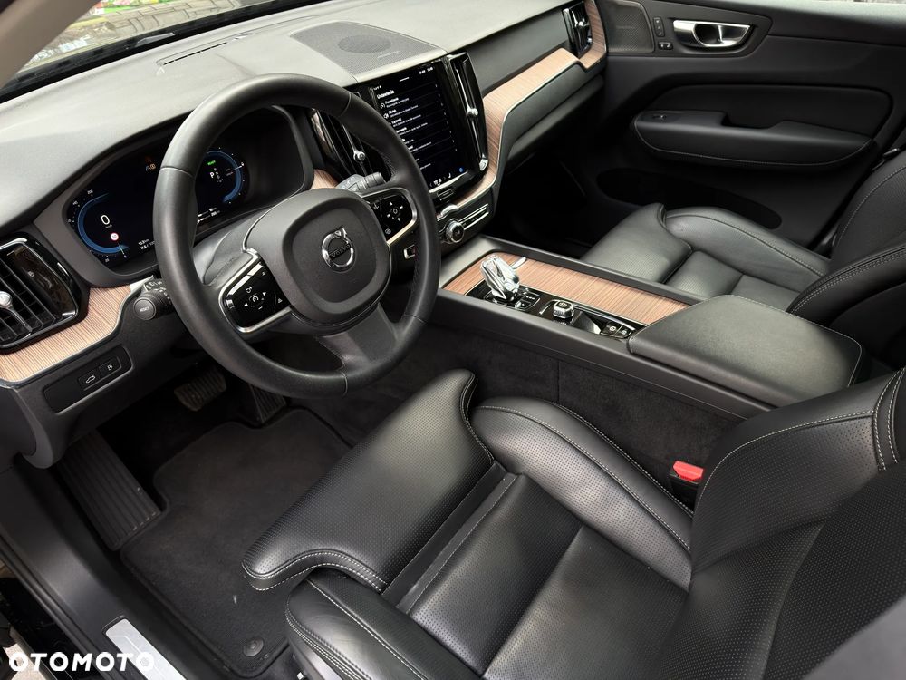 Volvo XC 60 T8 AWD Plus Dark - 24