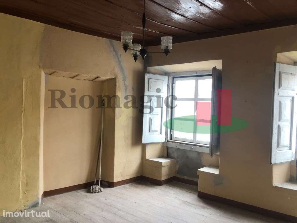 Prédios para Recuperar no centro de São Julião do Tojal - Loures - Grande imagem: 4/13