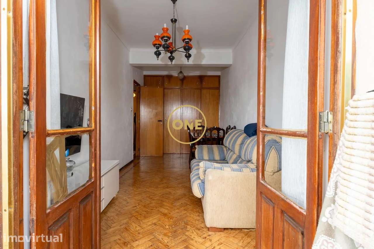 Apartamento T2 com Vista Desafogada | Para Remodelação | Loures - Grande imagem: 3/20