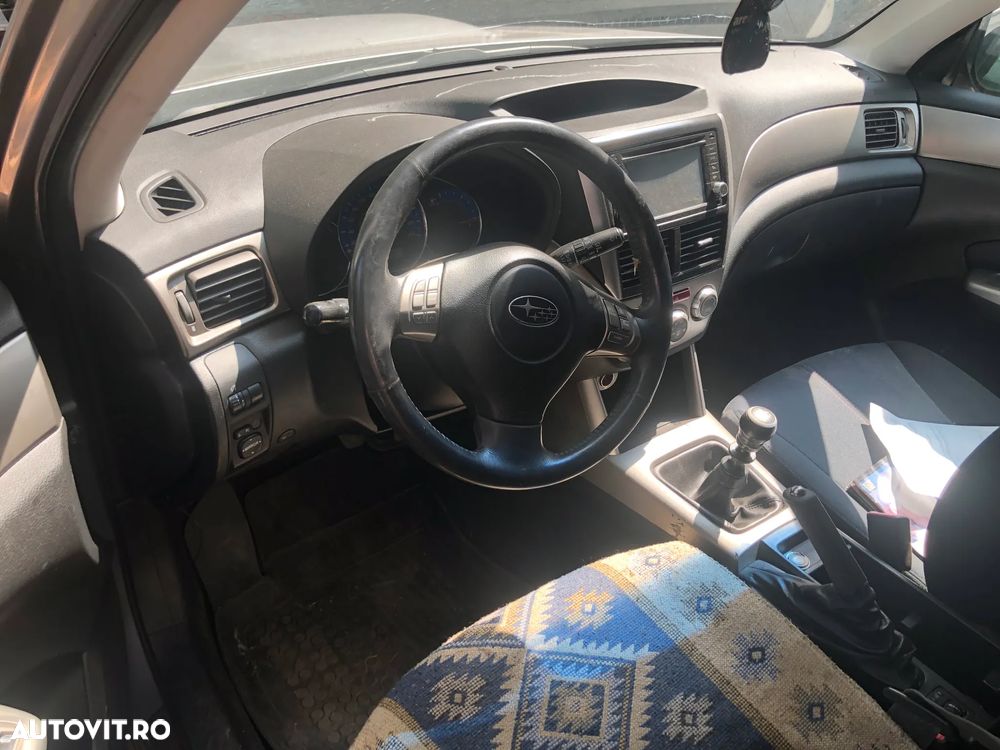Dezmembrez Subaru Forester 2009 gri argintiu 2.0 diesel - 4
