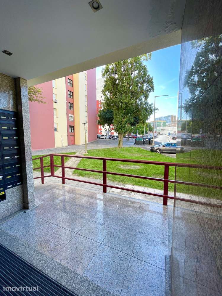 Apartamento T3 Remodelado com Excelentes Áreas, Varanda e Arrecadação - Grande imagem: 2/40