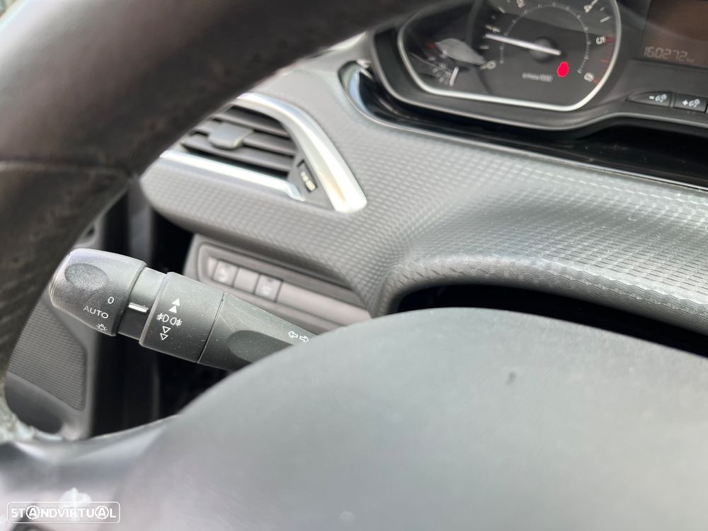 Peugeot 2008 1.5 BlueHDi Signature - 33