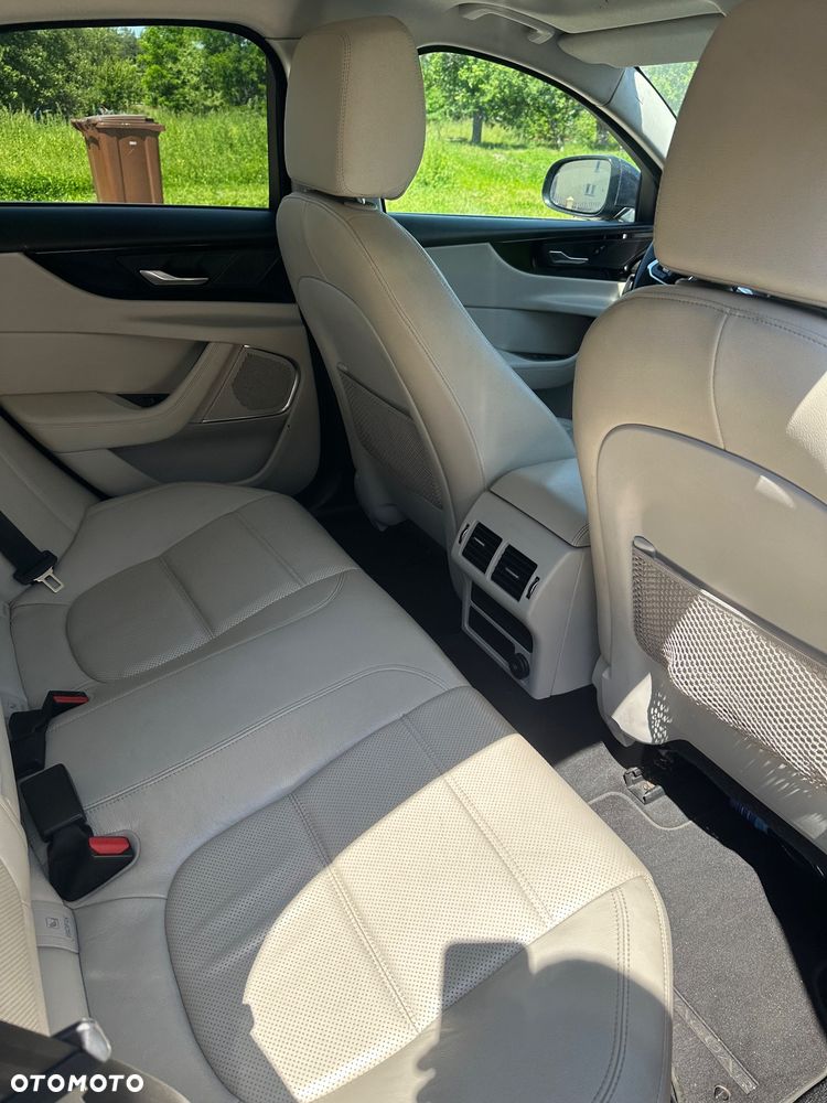 Jaguar XE - 12