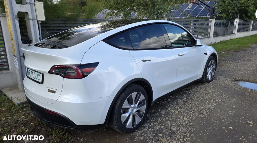 Tesla Model Y Long Range AWD - 5