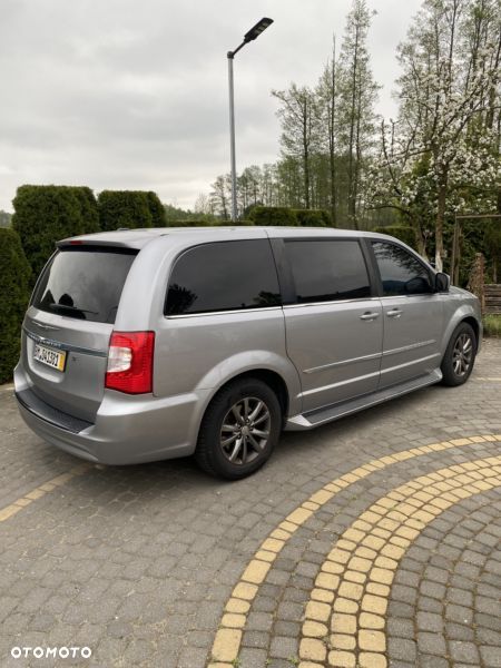 Chrysler Town & Country - 4