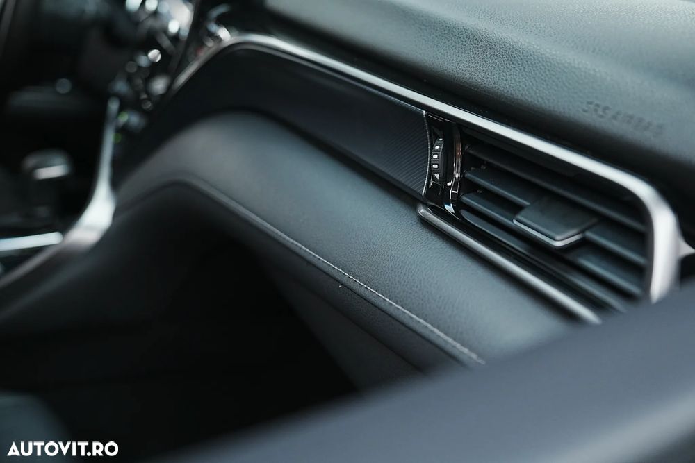 Toyota Camry Luxury - 38