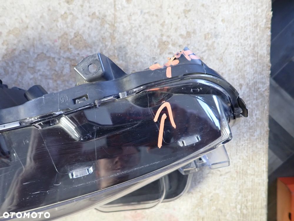 TOYOTA AURIS II LIFT LAMPA PRAWY PRZÓD 81110-02K30 - 2