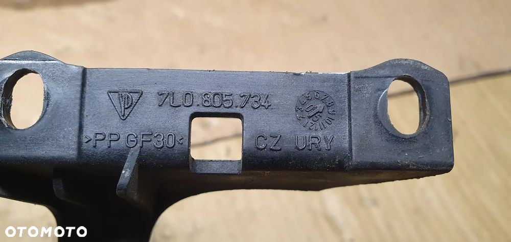 Mocowanie błotnika uchwyt prawy przód VW Touareg 7L0805734 - 4