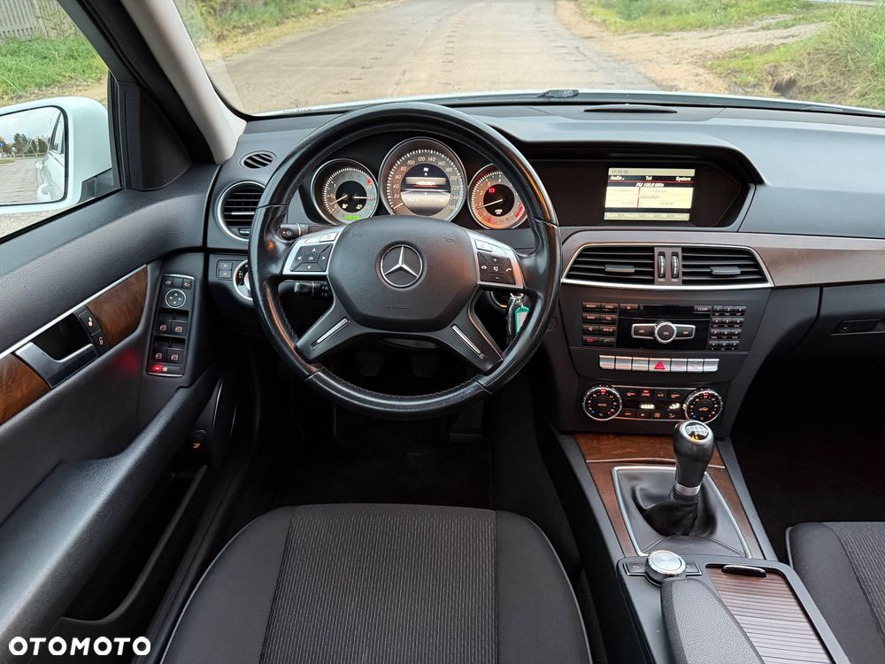 Mercedes-Benz Klasa C 180 CGI BlueEff Elegance - 26