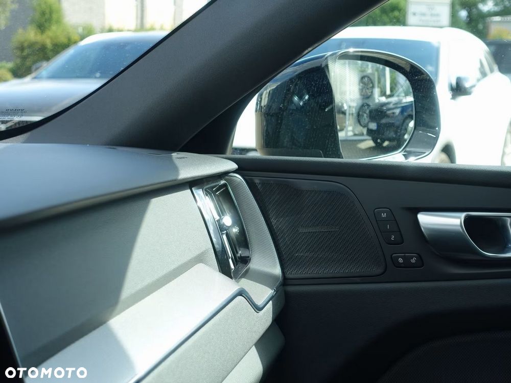 Volvo XC 60 B5 B AWD Plus Black Edition - 16