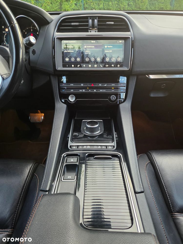 Jaguar F-Pace - 25