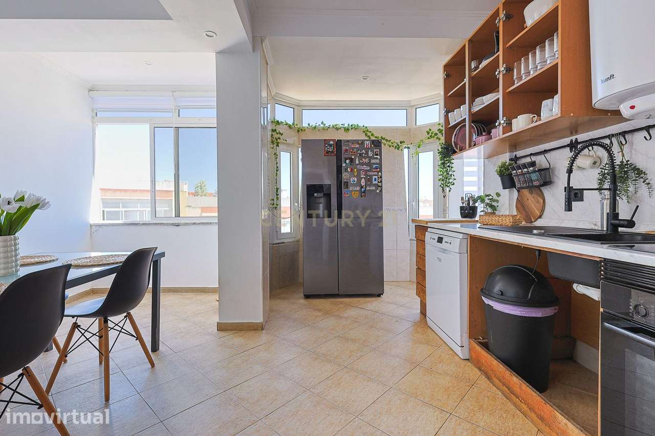 T3 Transformado em T2 | Parcialmente Remodelado | Excelente Localizaçã - Grande imagem: 4/27