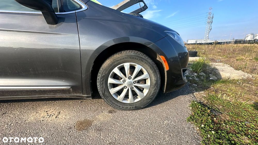Chrysler Pacifica - 11