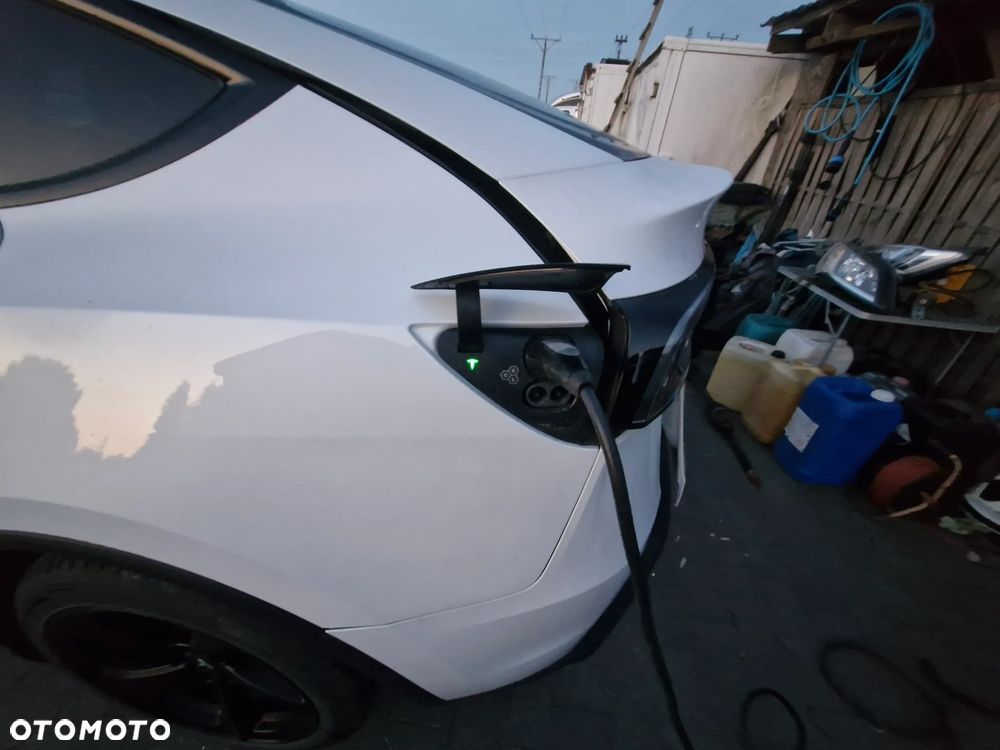 Tesla Model Y Long Range Dual Motor AWD - 14