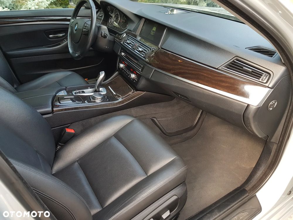 BMW Seria 5 525d Sport-Aut Luxury Line - 29