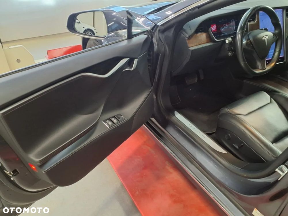 Tesla Model S - 8