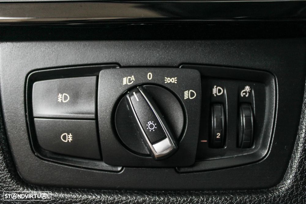 BMW 318 d Auto Line Sport - 32